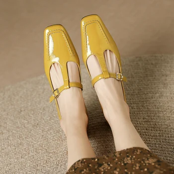 Женские туфли на низком каблуке из воловьей кожи желтого и бордового цветов с квадратным носком из лакированной кожи, водонепроницаемая платформа с тонкой пряжкой